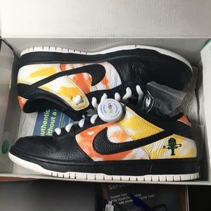 ❌❌SOLD❌❌Nike SB dunk low size 9 ray gun tie-dye black